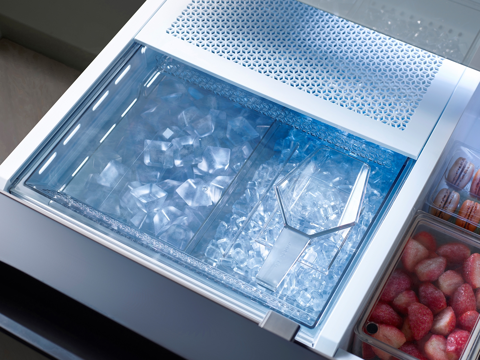 Thumbnail image of Bespoke 4-Door French Door Refrigerator (29 cu. ft.) with Family Hub™ in White Glass